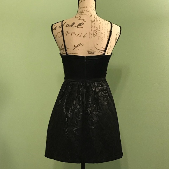 Cute black dress - Picture 7 of 8